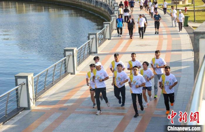 文莱站举行的迎杭州亚运会趣味跑成为亚洲友谊