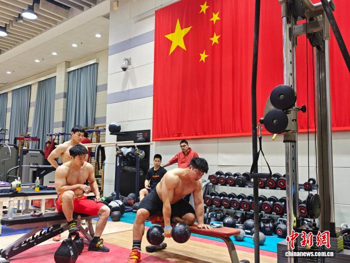 中国举重队冬训迎新挑战 奥运冠军与年轻选手共