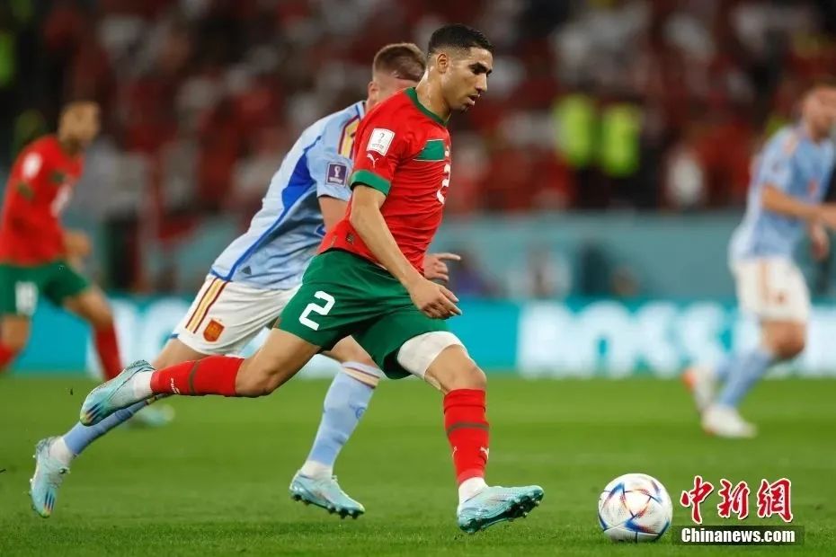 图为摩洛哥球员阿什拉夫·哈基米(红)在比赛中。中新社记者 富田 摄