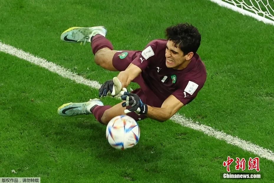 图为摩洛哥门将布努扑出点球