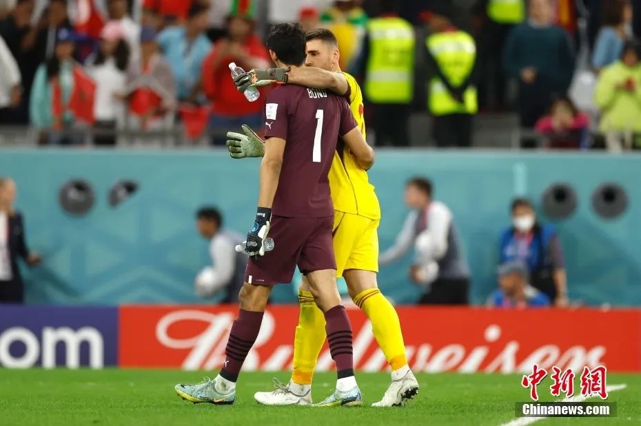 图为两队门将相互交流。中新社记者 富田 摄