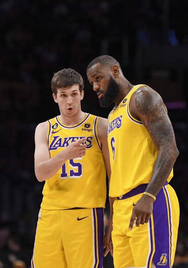 勒布朗主动降薪助力湖人续约里夫斯 激活战术体