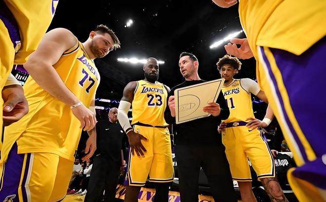 勒布朗主动降薪助力湖人续约里夫斯 激活战术体