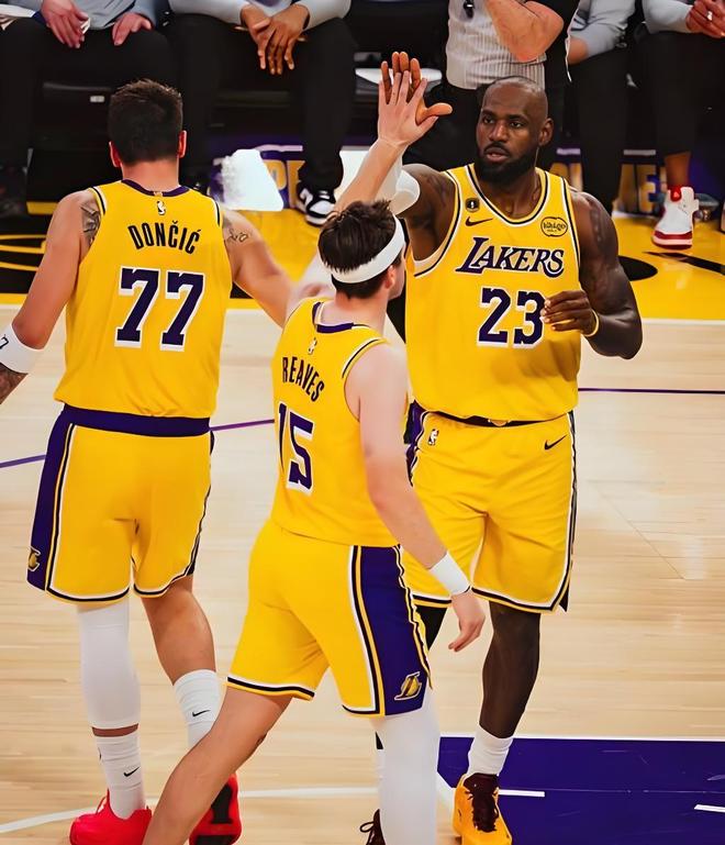 勒布朗主动降薪助力湖人续约里夫斯 激活战术体