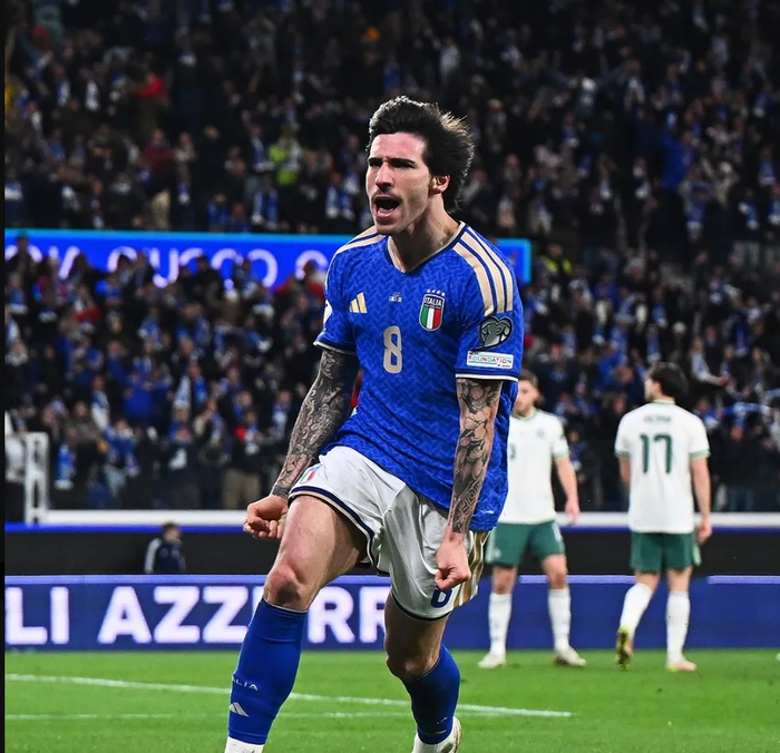 转会市场风云再起：曼联曼城争夺托纳利，凯恩