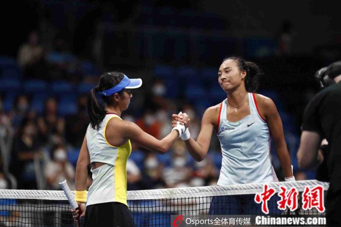 郑钦文(右)在东京站比赛中。图片来源：Osports全体育图片社